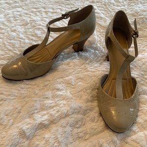 SUPER COMFY Vintage Style Nude Heels